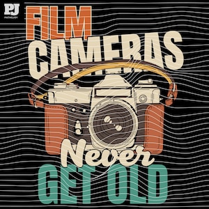 Op de afbeelding: Vintage-illustratie van een filmcamera met de tekst "Film Cameras Never Get Old". De camera is beige en bruin, met een leren riem en hoes. De achtergrond is zwart met witte golvende lijnen.