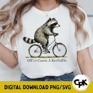 Puede incluir: Camiseta blanca con una ilustración detallada de un mapache montando en bicicleta. El mapache está representado en tonos grises y negros. El texto "Off to Cause A Kerfuffle" está impreso debajo. Descarga digital PNG/SVG.