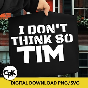 Può includere: Design grafico nero con la scritta "I DON'T THINK SO TIM" in lettere bianche. Il design è tenuto in mano. La parte inferiore del design riporta la scritta "DIGITAL DOWNLOAD PNG/SVG" in giallo e nero.