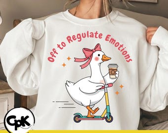 Para regular las emociones (PNG) SVG: Diseño divertido de scooter de ganso, suéter de salud mental, diseño gráfico de café con pato lindo, camiseta de ganso para mujer