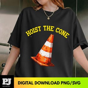 Puede incluir: Camiseta negra con un cono de tr&aacute;fico naranja y blanco. El texto "HOIST THE CONE" est&aacute; en amarillo sobre el cono. La parte inferior de la camiseta tiene el texto "DIGITAL DOWNLOAD PNG/SVG".