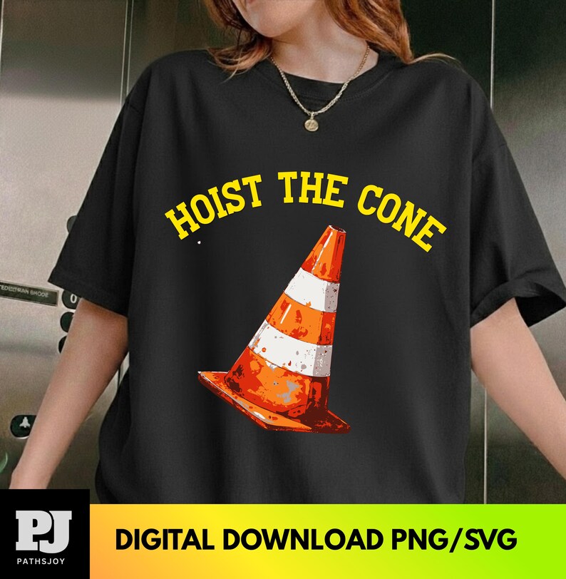 Puede incluir: Camiseta negra con un cono de tr&aacute;fico naranja y blanco. El texto "HOIST THE CONE" est&aacute; en amarillo sobre el cono. La parte inferior de la camiseta tiene el texto "DIGITAL DOWNLOAD PNG/SVG".
