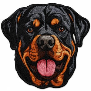 Puede incluir: Un parche bordado que muestra la cabeza de un perro Rottweiler. El diseño presenta el pelaje negro y fuego, ojos marrones, una nariz gris y una lengua rosada colgando. El parche tiene un borde grueso cosido en color negro alrededor.