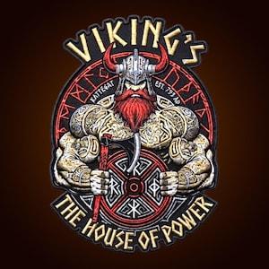 Könnte beinhalten: Ein gestickter Aufnäher mit einem muskulösen Wikinger mit rotem Bart und gehörntem Helm, der eine Axt hält. Das Design enthält den Text VIKING'S, KATTEGAT, EST. 793 AD und THE HOUSE OF POWER vor einem kreisförmigen Hintergrund mit roten und goldenen Details.