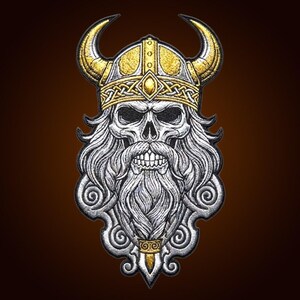 Può includere: Una toppa ricamata raffigurante un teschio dettagliato con una lunga barba e baffi fluenti. Il teschio indossa un elmo cornuto color oro con intricati motivi a intreccio. Il design utilizza fili color argento, grigio e oro.