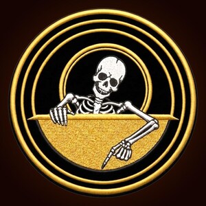 Puede incluir: Un parche bordado circular que presenta un esqueleto blanco con detalles en negro, apoyado sobre un borde semicircular de color dorado. El diseño está enmarcado por anillos concéntricos dorados y negros, creando un emblema gráfico llamativo.