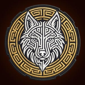 Puede incluir: Un parche bordado circular que presenta una cabeza de lobo blanca estilizada con intrincadas líneas geométricas. El lobo está centrado dentro de un borde dorado con patrón de greca sobre un fondo negro con un borde oscuro cosido.