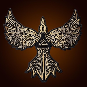 Può includere: Una toppa in tessuto nero raffigurante un corvo dorato ricamato con le ali spiegate. Il design presenta intricati motivi a intreccio celtico sulle ali e sul corpo, con un simbolo Valknut centrale visualizzato sul petto dell'uccello.
