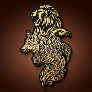 Könnte beinhalten: Ein dekorativer Aufnäher mit einem gestapelten Design aus einem brüllenden Löwen, einem Wolf, einem Adler und einem Tiger. Das Motiv ist in metallischem Goldfaden auf schwarzem Grund gestickt und erzeugt ein kontrastreiches Tierbild.