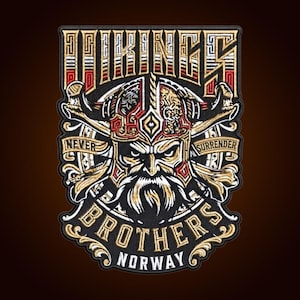 Könnte beinhalten: Ein gestickter Aufnäher mit einem zentralen Wikingerkrieger mit gehörntem Helm und Bart. Der Text lautet VIKINGS, NEVER SURRENDER, BROTHERS und NORWAY. Das Design verwendet schwarzes, goldenes, weißes und rotes Garn auf dunklem Grund mit Details.