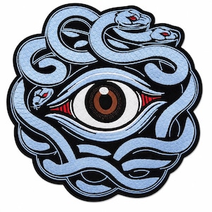 Könnte beinhalten: Ein kreisförmiger bestickter Aufnäher mit einem zentralen menschlichen Auge mit brauner Iris und weißer Sklera, umgeben von hellblauen Schlangen mit roten Augen. Das Design ist auf schwarzem Grund mit einem dicken schwarzen Rand gehalten.