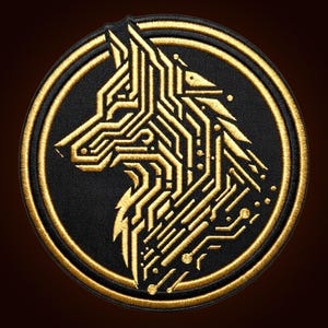 Puede incluir: Un parche bordado circular que presenta el perfil de una cabeza de lobo estilizada, realizado con hilo dorado metálico sobre un fondo de tela negra sólida. El diseño del lobo incorpora patrones geométricos de circuitos impresos.