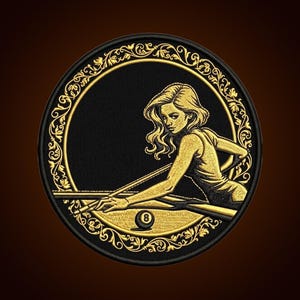 Puede incluir: Un parche bordado circular con una ilustración en tono dorado de una persona jugando al billar con un taco y una bola ocho. El diseño está encerrado dentro de un borde de filigrana dorada sobre un fondo negro sólido.