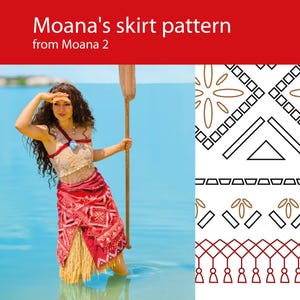 Op de afbeelding: Een vrouw in een kostuum uit Moana 2, staand in het water en een peddel vasthoudend. Ze draagt een rode rok met een geometrisch patroon en een beige top. De afbeelding toont ook een herhalend patroon van geometrische vormen in zwart, bruin en wit.