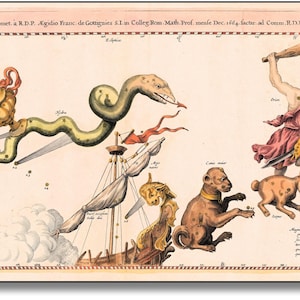 Könnte beinhalten: Antike Himmelskarte mit Illustrationen von Sternbildern, darunter eine Schlange, ein Schiff und Figuren mit Waffen. Das Kunstwerk ist in gedämpften Gelb-, Beige- und Brauntönen gehalten und zeigt detaillierte Darstellungen von Sternen und Himmelskörpern. Die Karte enthält lateinischen Text.