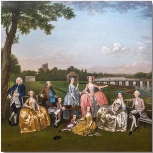 Puede incluir: Una pintura que representa a un grupo de personas con vestimenta del siglo XVIII, reunidas al aire libre. La escena incluye figuras con elaborados vestidos y abrigos, con un puente, agua y un edificio distante. La paleta de colores está dominada por verdes, azules y dorados.