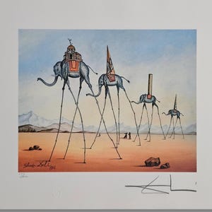 Könnte beinhalten: Ein surrealistischer Druck mit Elefanten mit verlängerten Beinen, die jeweils eine andere Struktur tragen. Das Kunstwerk ist in einer Wüstenlandschaft mit blauem Himmel und fernen Bergen angesiedelt. Signiert von Salvador Dalí.