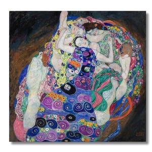 Puede incluir: Impresión en lienzo cuadrada de la pintura de Gustav Klimt, "La Virgen". La obra representa varias figuras entrelazadas, con una paleta dominante de azules, morados, verdes y amarillos. Las figuras están adornadas con patrones florales y rodeadas por un fondo oscuro y texturizado.