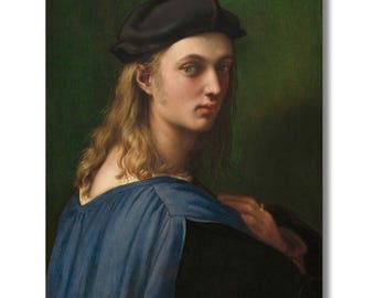 Op de afbeelding: Een portret van een jonge man met lang, golvend blond haar, een zwarte baret en een blauwe mantel. De achtergrond is donkergroen. Het onderwerp kijkt naar de kijker.