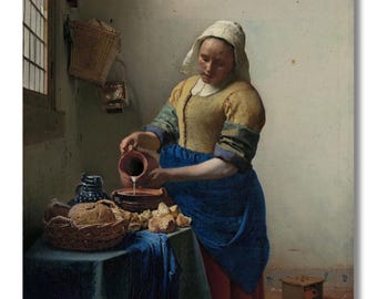 Può includere: Dipinto di una donna che versa latte da una brocca in una ciotola. Indossa una camicetta gialla, una gonna blu e un cappello bianco. Un tavolo mostra pane e un cesto. La scena è ambientata in una stanza con una finestra e un cesto appeso.