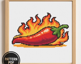 Può includere: Immagine a punto croce di un peperoncino rosso in fiamme, con un gambo verde, incorniciata in una cornice di legno marrone chiaro. Un adesivo circolare in bianco e nero in basso a sinistra recita "PATTERN PDF".