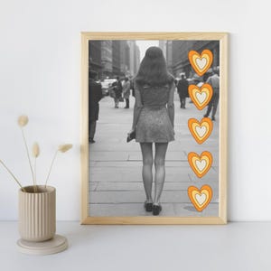 Peut inclure: Une tasse en céramique blanche avec une anse noire et le texte "But First, Coffee" en gras noir. La tasse est posée sur un fond flou, suggérant un cadre chaleureux.