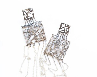 quadratische Ohrringe aus Stahl mit oxidierten Ketten, zwei Stück, Statement Modeschmuck, Ohrstecker im dark Gothic Stil