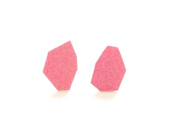 Medium Altrosa Geo Ohrringe, geometrische Ohrstecker, einfache hypoallergene Ohrstecker aus pulverbeschichtetem Metall, handgeschnittene Metallplatte, leichtes Basic