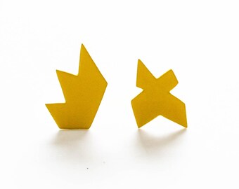 gelbe asymmetrische Ohrstecker, Mismatch Ohrstecker, pulverbeschichtet, funky modern style, zeitgenössischer Modeschmuck, chirurgischer Stahl