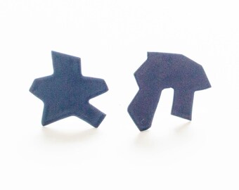 Asymmetrische marineblaue Ohrstecker: Pulverbeschichteter Chirurgenstahl