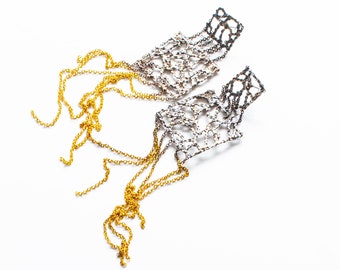Lange Tropfenohrringe mit silberner Plättchenkette und barocken Perlen, Gothic, Hexenschmuck, extra lange graue Perlenohrstecker, Piratenkettentropfen, Biwa