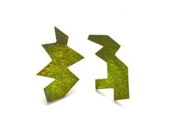 asymmetrische grüne und gelbe Ohrstecker, Mismatch Ohrstecker, Pulverlack, funky modern style, zeitgenössischer Modeschmuck, Chirurgenstahl