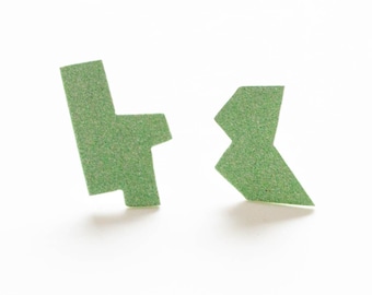 mint grüne asymmetrische Ohrstecker, Mismatch Ohrstecker, pulverbeschichtet, funky modern style, zeitgenössischer Modeschmuck, Chirurgenstahl