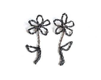 schwarzer Blumen Tropfen Ohrstecker, Ketten Ohrstecker pulverbeschichtet in matt schwarz, handgemacht in quebec, leicht für jeden Tag, 90s fashion