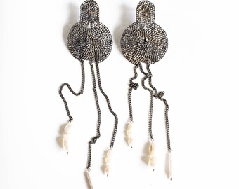 Silberkette lange Ohrringe mit Barockperlen, Gothic, witchy Schmuck, extra lange graue Perlenstecker, Piratenkette Tropfen, Biwa