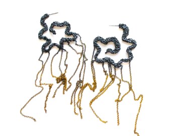 Asymmetrische Spiral Ohrringe in Gold und Schwarz, pulverbeschichtet in mattem Schwarz mit vergoldeten Spitzen