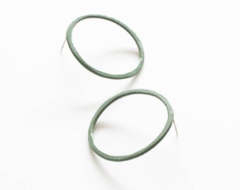 Große moosgrüne Ohrstecker, schlicht und minimalistisch, offene Kreisohrringe, leichtes Basic für den Alltag, Ohrstecker aus Chirurgenstahl