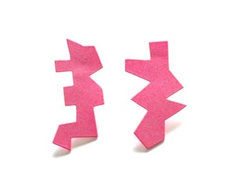 staubrosa asymmetrische ohrstecker, Mismatch Ohrstecker, pulverbeschichtet, funky and modern style, zeitgenössischer Modeschmuck, chirurgischer Stahl