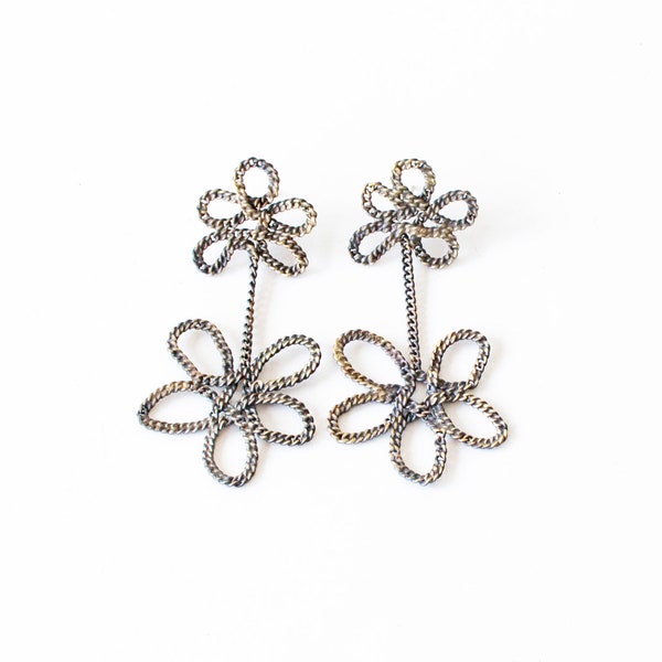 steel flower drop stud earring, chain earring silver plated, handmade in quebec, lightweight for everyday, 90s fashion, spring flowers