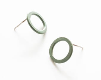 extra kleine Ohrstecker, moosgrüne Kreis Ohrstecker, minimalistische offene Kreis Ohrringe, runde Ohrstecker, Alltags Schmuck, Chirurgenstahl Ohrstecker