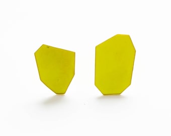 medium Gelbe Geo Ohrstecker, geometrische Ohrstecker, einfache hypoallergene Ohrstecker aus pulverbeschichtetem Metall, handgeschnittene Metallplatte, leichtes Basic