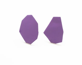 große violette Geo Ohrringe, geometrische Ohrstecker, einfache hypoallergene Ohrstecker, pulverbeschichtetes Metall, handgeschnitten, leichte Basic Ohrstecker
