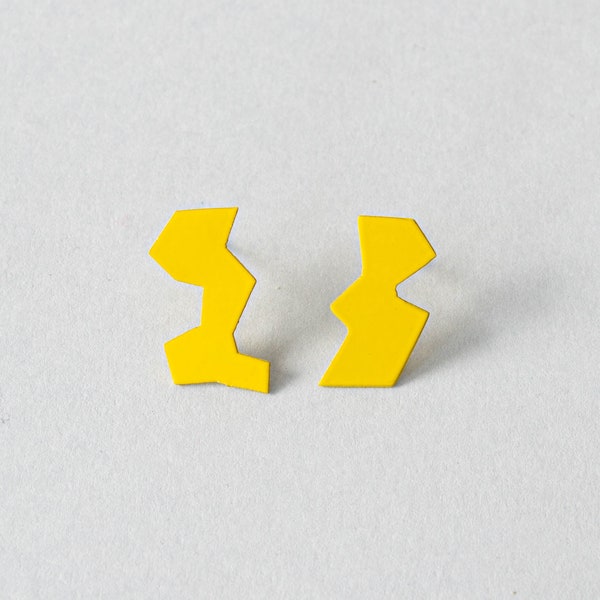 yellow asymmetric post earrings, mismatch pair of studs, powder coated jaune, funky and modern style, contemporary fashion jewellery,