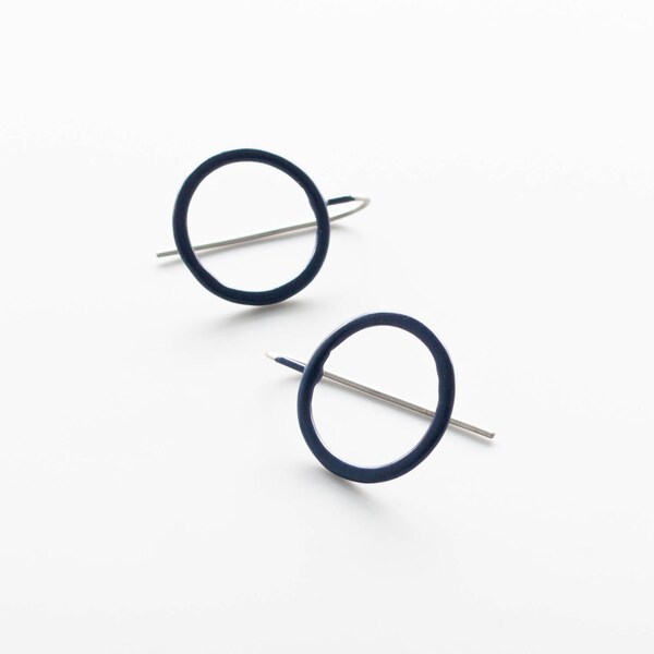 medium navy blue circle earrings, simple wire, open circle, basic, everyday earrings, lightweight, boucles d'oreilles, round hooks