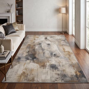 Könnte beinhalten: Ein rechteckiger Teppich mit einer abstrakten, malerischen Darstellung eines Pferdekopfes in den Farben Creme, Beige, Anthrazitgrau und gedämpftem Braun. Das Design enthält abgenutzte, texturierte Pinselstrichmuster auf der gesamten Fläche.