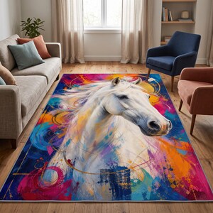 Könnte beinhalten: Ein rechteckiger Teppich mit einem großen, detaillierten weißen Pferdekopf vor einem lebendigen, abstrakten Hintergrund. Das Design enthält Farbspritzer in Pink, Orange, Blau und Gelb, die durch dünne, kreisförmige goldene Linien akzentuiert werden.