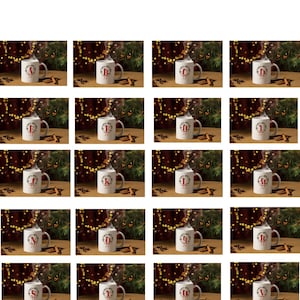 Puede incluir: ¡Producto digital! Diseño inicial de taza navideña. Tazas blancas con varias letras iniciales, cada una adornada con un diseño de corona navideña. Sale vapor de las tazas, lo que sugiere una bebida caliente. Palitos de canela y granos de café esparcidos.