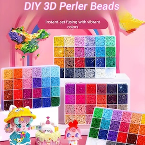 Puede incluir: Una exhibición de kits de cuentas de planchar 3D y proyectos terminados. La imagen muestra varios colores de cuentas en bandejas divididas, junto con figuras terminadas de personajes y objetos. El texto dice "DIY 3D Perler Beads" y "Instant-set fusing with vibrant colors."