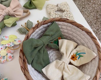 Juego de 37 piezas de lazos y pinzas para el cabello de niña con cesta de almacenamiento tejida.