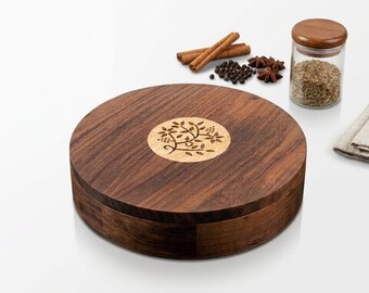 Handgemaakt kruidendoosje van palissander met gegraveerd mangohouten inlegwerk | Houten masala dabba met 9 vakken | Ronde keukenopberger en cadeau
